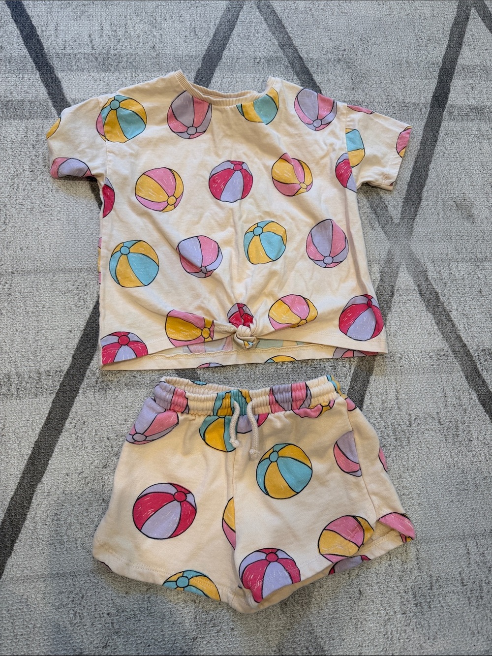 Zara girl’s set beach balls size 5 like new